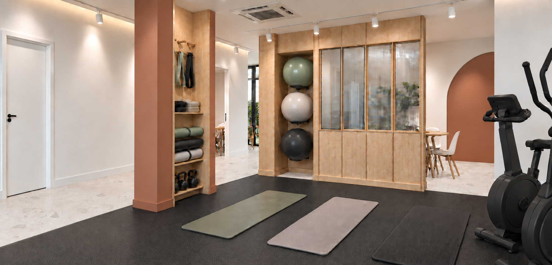 Plateau technique avec rangements sportifs et verrière en bois