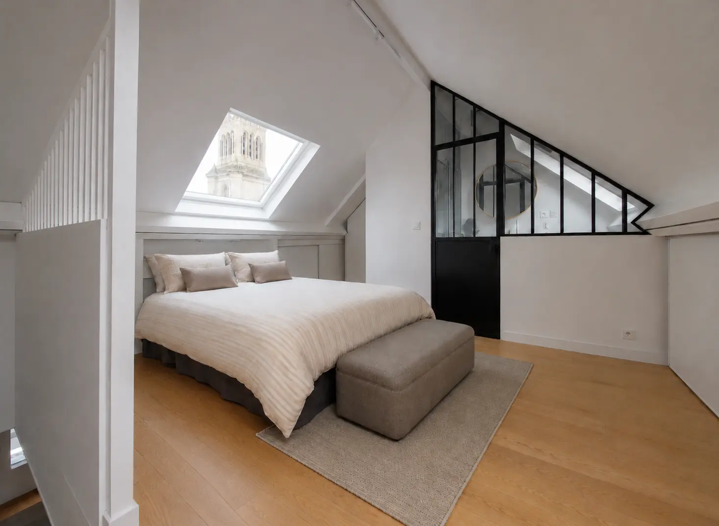 Chambre sous les combles avec verrière